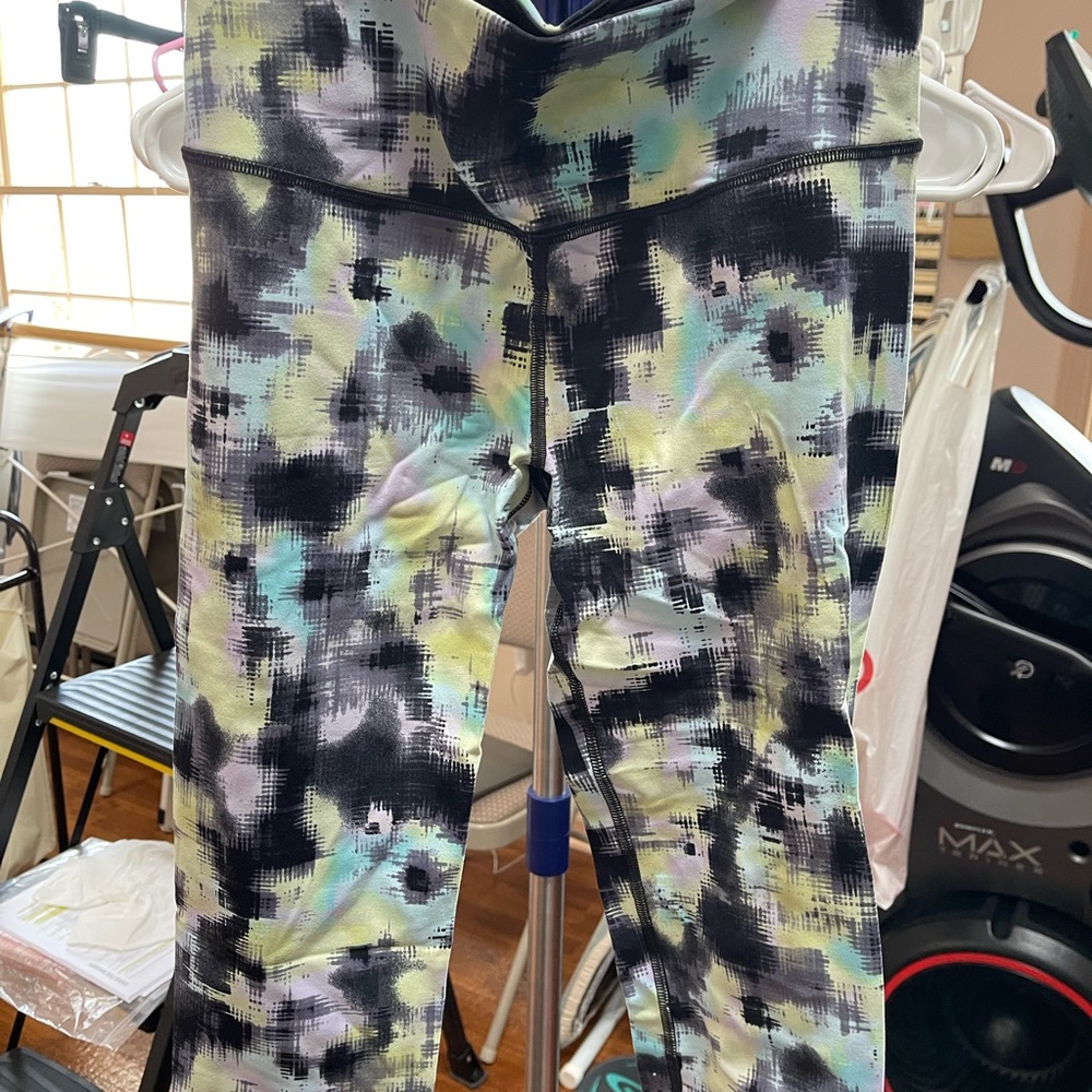 Victoria Secret Crop Spandex legging. Size small. Patterned